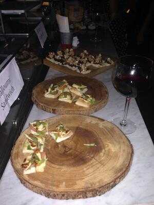 ‪entourage Oyster & Cocktail Bar‬