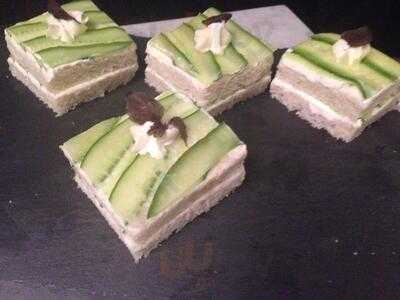 ‪entourage Oyster & Cocktail Bar‬