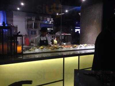 ‪entourage Oyster & Cocktail Bar‬