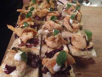 ‪entourage Oyster & Cocktail Bar‬