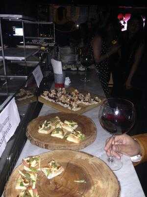 ‪entourage Oyster & Cocktail Bar‬