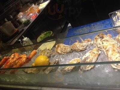 ‪entourage Oyster & Cocktail Bar‬