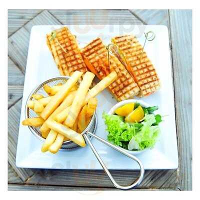 ‪upyard Rooftop Bar‬