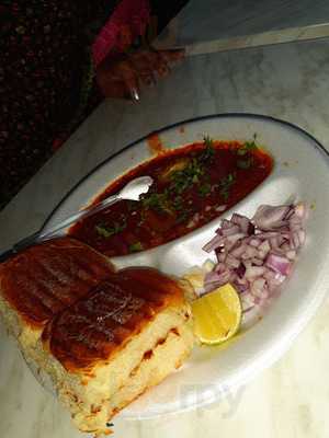 ‪bombay Sweets & Bakery‬