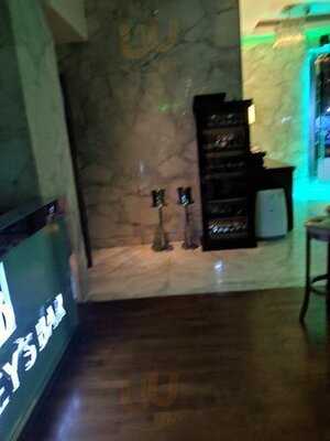 ‪healey's Bar And Terrace‬