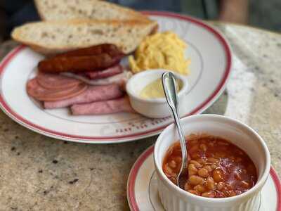 ‪bistro Des Arts‬