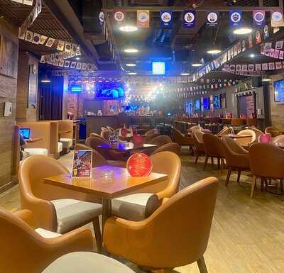 ‪the Huddle Sports Bar And Grill‬