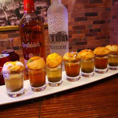 ‪the Huddle Sports Bar And Grill‬