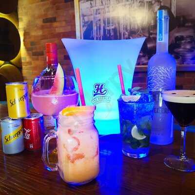 ‪the Huddle Sports Bar And Grill‬