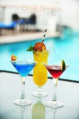 ‪the Edge Pool Bar‬