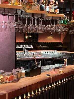 ‪district Bar, Lounge & Bistro‬