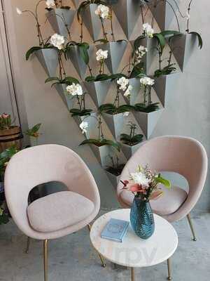 ‪chapter One Floral Cafe‬