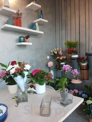 ‪chapter One Floral Cafe‬