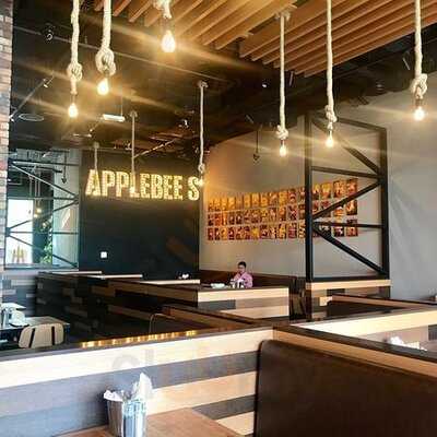 ‪applebee's‬