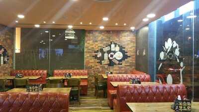 ‪puzzles Restaurant‬