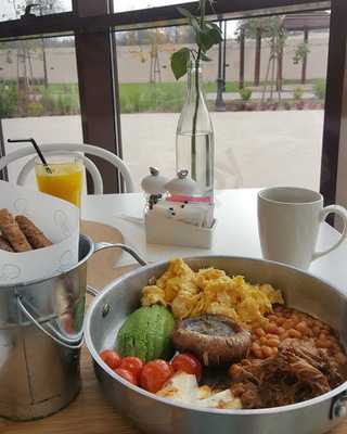 ‪the Breakfast Shop‬