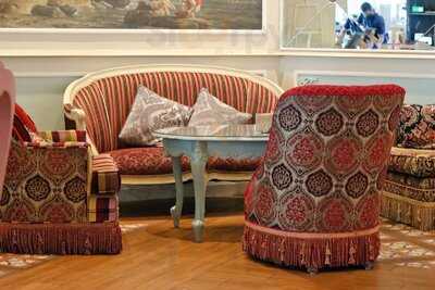 ‪shakespeare And Co. Umm Suqeim‬