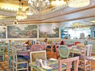 ‪shakespeare And Co. Umm Suqeim‬