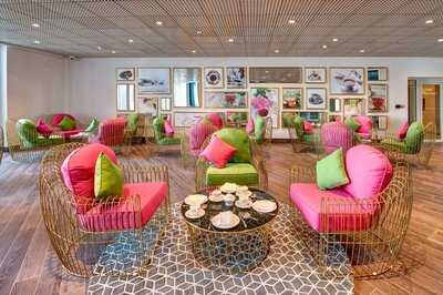 ‪the Champagne And Tea Lounge‬