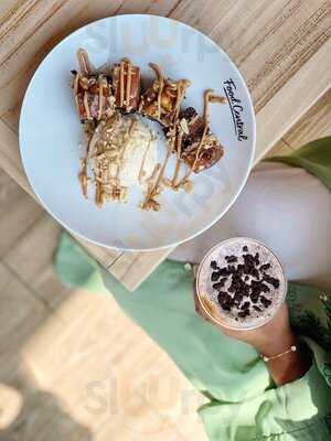 ‪glow Ice Creams‬