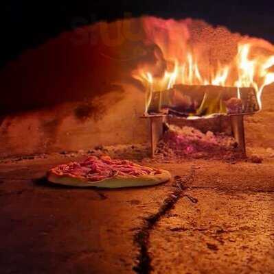 ‪tomato Pizzeria‬