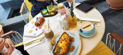 ‪brunch & Cake The Pointe‬