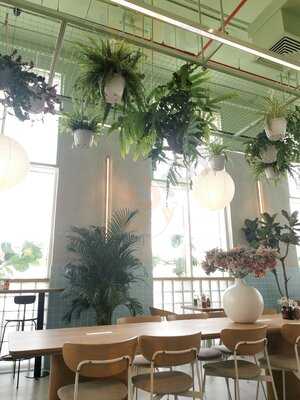 ‪friends Avenue Cafe‬