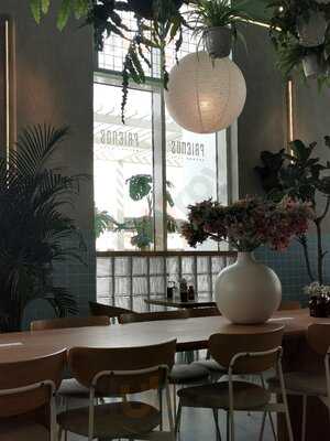 ‪friends Avenue Cafe‬