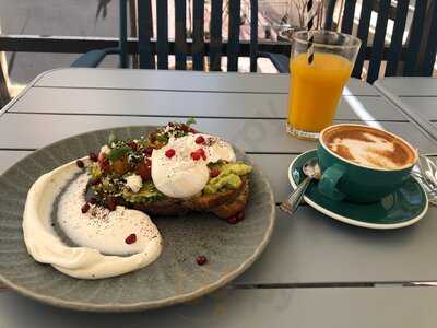 ‪friends Avenue Cafe‬