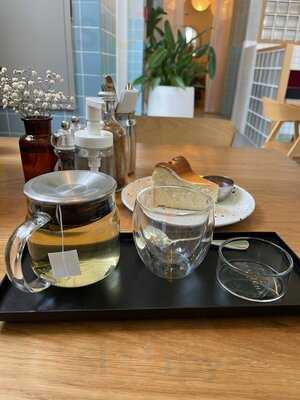 ‪friends Avenue Cafe‬