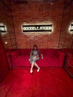 ‪revel Haus Restro Pub‬