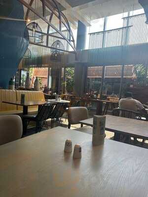 ‪village Bistro‬