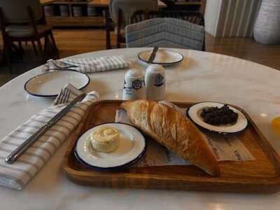 ‪village Bistro‬