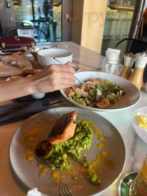 ‪mezzanine Bar & Kitchen‬