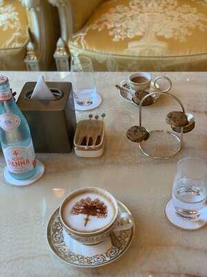 ‪blüthner Hall‬