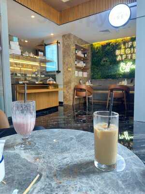 ‪risen Cafe And Artisanal Bakery - Jumeriah Village Circle‬