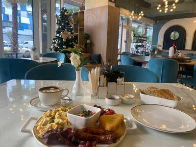 ‪lola's Restaurant‬