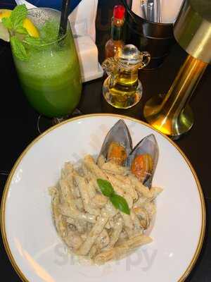 ‪lola's Restaurant‬