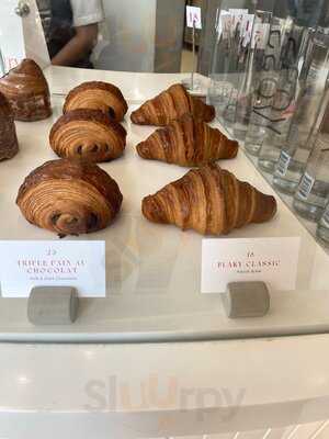 ‪flaky Pastry Croissant Co.‬