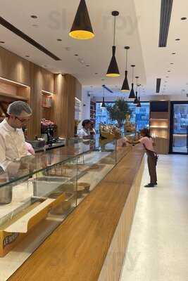 ‪helen's Bakery‬