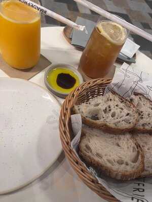 ‪charlie & Friends‬