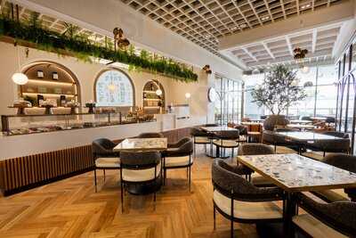 ‪risen Café & Artisanal Bakery - The First Collection Waterfront‬