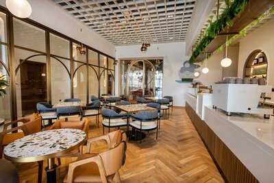 ‪risen Café & Artisanal Bakery - The First Collection Waterfront‬