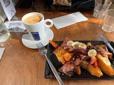 Riverside Cafe, Bar & Restaurant