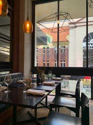 Lennons Restaurant & Bar