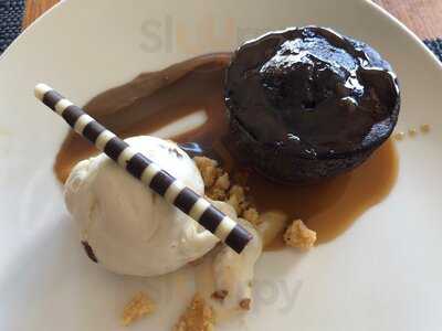 Gusti Restaurant & Bar