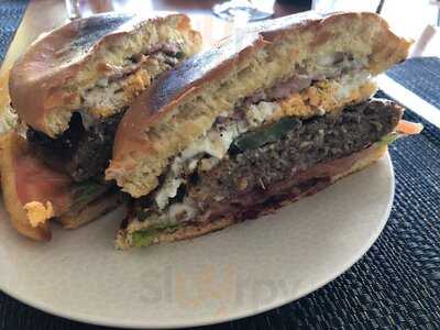 Gusti Restaurant & Bar