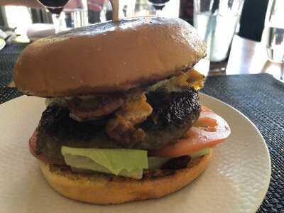 Gusti Restaurant & Bar