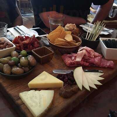 Canvas Cocktail & Wine Bar