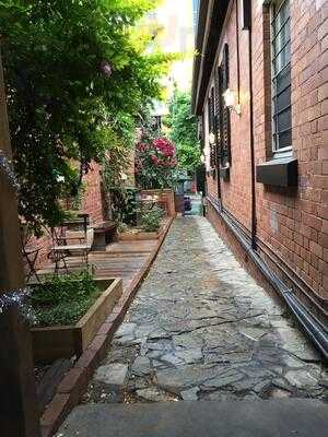 Five Sisters - Art House Cafe